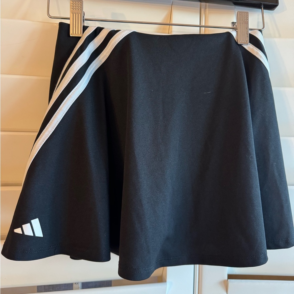 Super cute and sporty!
Adidas Black Skirt
Size 10/12- M